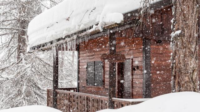 Chutes de neige abondantes en cours sur les villages de Vars