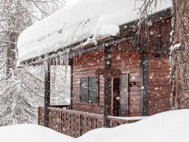 Chutes de neige abondantes en cours sur les villages de Vars