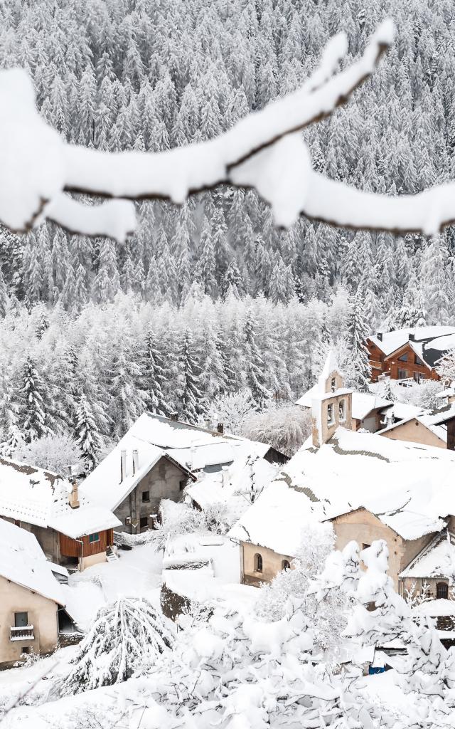 Vars Saint Marcellin paré de son beau manteau blanc