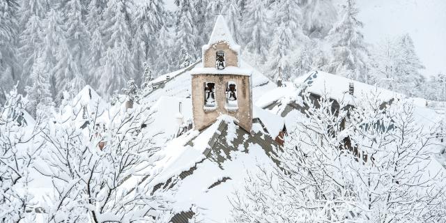 Le clocher de l'église de Vars Saint Marcellin sous la neige