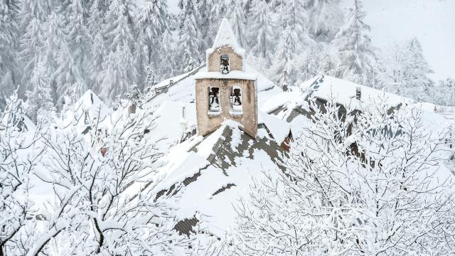 Le clocher de l'église de Vars Saint Marcellin sous la neige