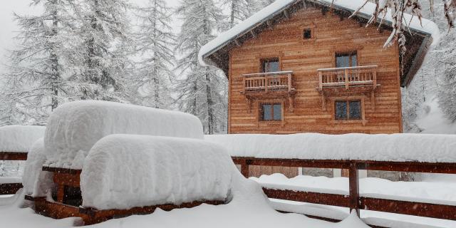 Chutes de neige abondantes en cours à Vars