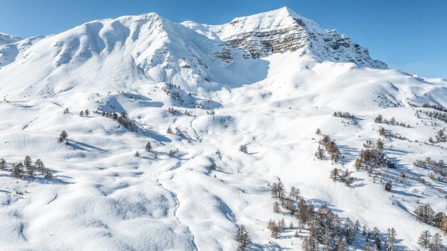 Vastes étendues blanches au pied de l'Eyssina