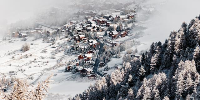 Vue drone sur Vars Sainte Catherine en hiver