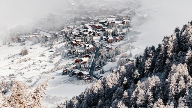 Vue drone sur Vars Sainte Catherine en hiver