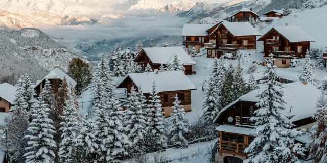 Vue sur la vallée enneigée depuis Vars Sainte Catherine