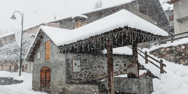 Vars Sainte Catherine, le lavoir et le four banal sous les chutes de neige