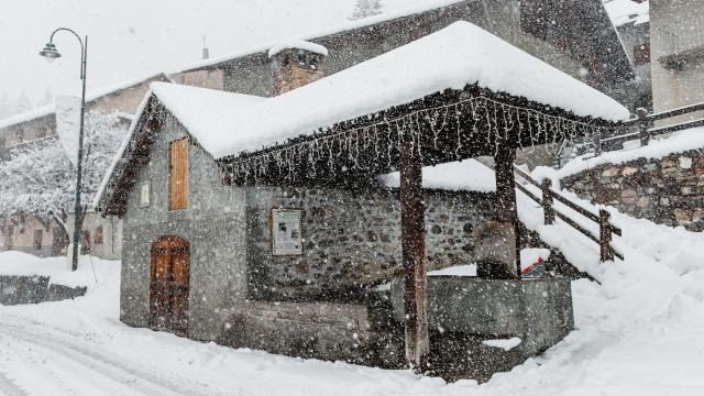 Vars Sainte Catherine, le lavoir et le four banal sous les chutes de neige