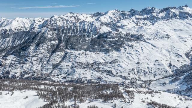 Domaine skiable et vue sur les villages varsincs