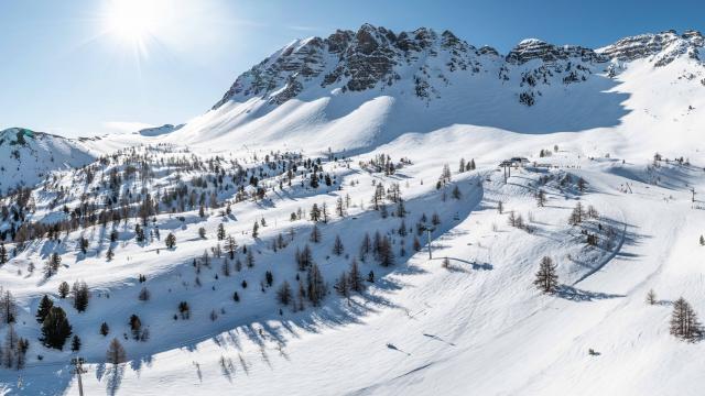 L'emblématique Eyssina qui veille sur le domaine skiable et la station de Vars