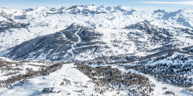 Vue aérienne du domaine skiable de Vars