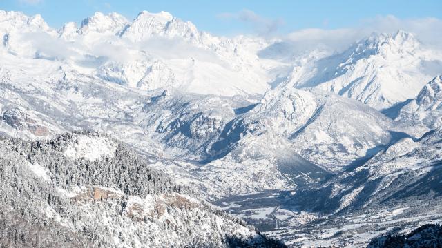 La vallée du Guillestrois surplombée par le massif des Ecrins.