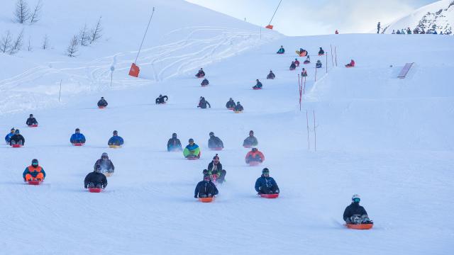 Descente en luge géante à la fermeture des pistes