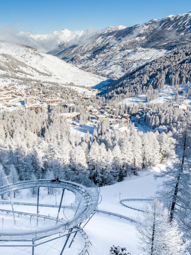 La luge sur rail du Caribou sur le domaine skiable de la Forêt Blanche dans les Hautes-Alpes.