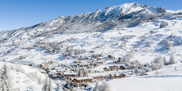 Vars Sainte Marie, porte d'entrée du domaine skiable et petit village où il fait bon vivre