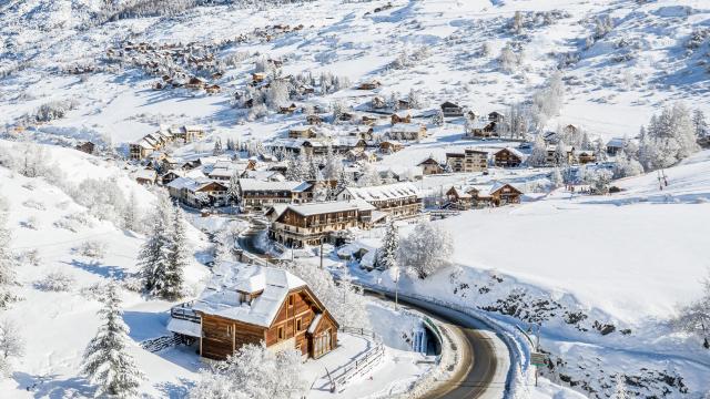 Vars Sainte Marie, porte d'entrée du domaine skiable et petit village où il fait bon vivre