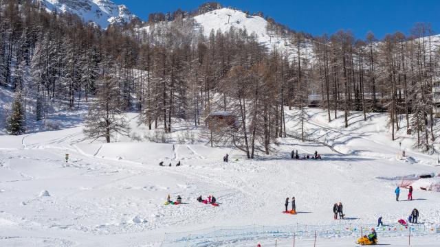 Aire de luge du Caribou, entièrement gratuit cet espace de jeux est ouvert tous les jours de la saison (si les conditions météorologiques le permettent)