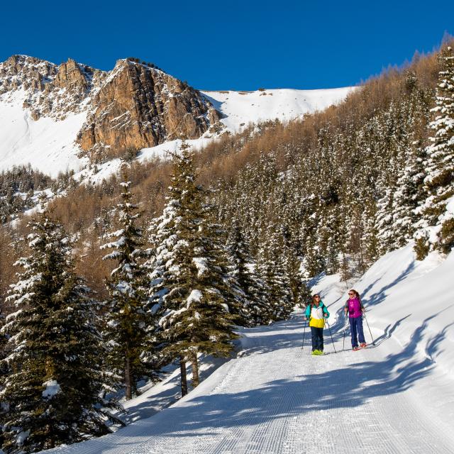 Balade en raquettes: plus de 50 km d'itinéraires balisés et sécurisés vous permettront de visiter Vars autrement