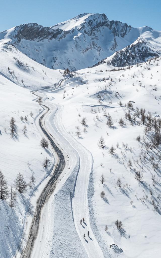 Vue aérienne du Col de Vars enneigé