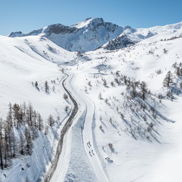 Vue aérienne du Col de Vars enneigé