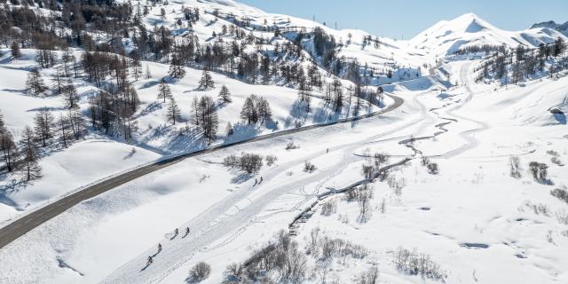 Route du Col de Vars et ses grandes étendues blanches