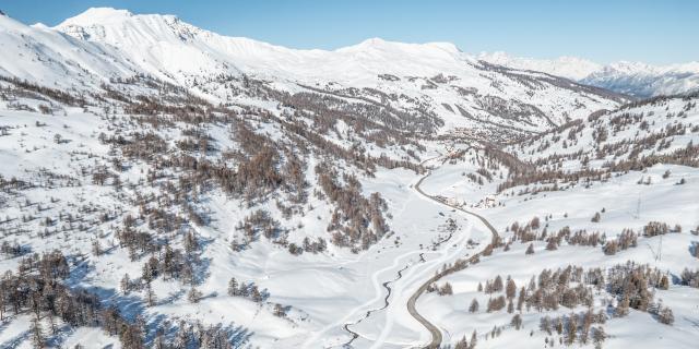 Route du col de Vars sillonnant à travers de grandes étendues blanches