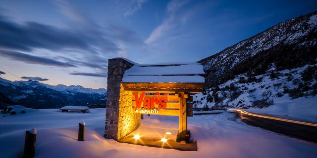 Porte de Vars à la tombée de la nuit