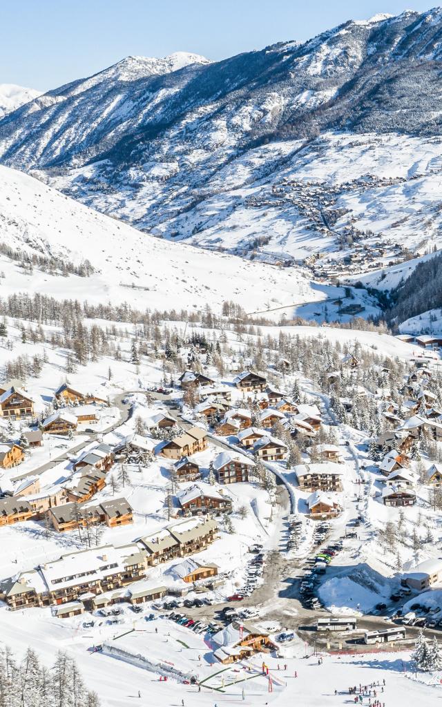 Vars les Claux, le front de neige et au loin les villages de Vars sous la neige