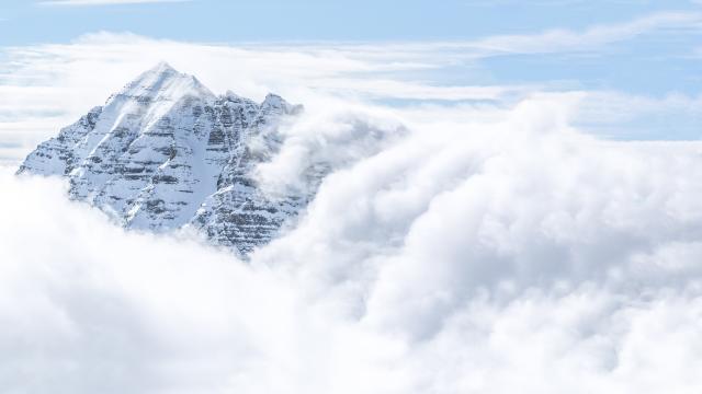 Eyssina dans une splendide mer de nuages