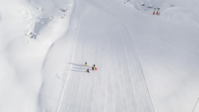 Présentation et découverte des métiers du service des pistes de Vars.