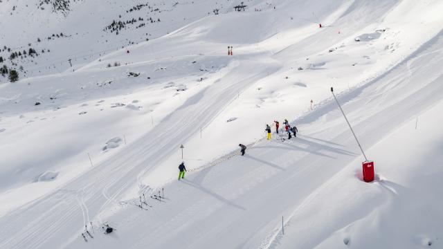 Présentation et découverte des métiers du service des pistes de Vars.