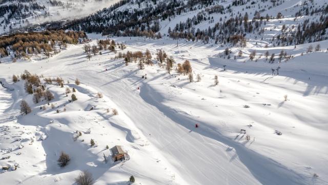 Présentation et découverte des métiers du service des pistes de Vars.