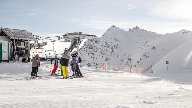 Présentation et découverte des métiers du service des pistes de Vars.