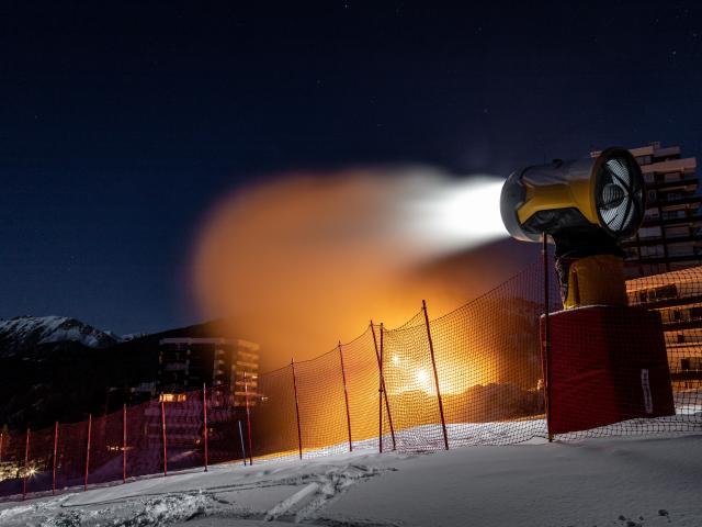 Présentation et découverte des métiers du service des pistes de Vars.