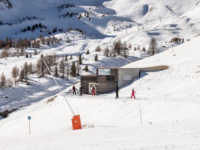 Présentation et découverte des métiers du service des pistes de Vars.