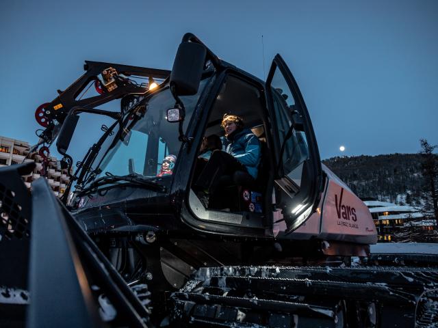 Présentation et découverte des métiers du service des pistes de Vars.