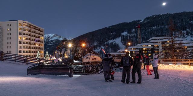 Présentation et découverte des métiers du service des pistes de Vars.