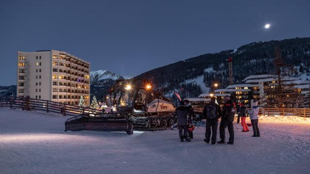 Présentation et découverte des métiers du service des pistes de Vars.