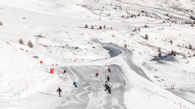 Présentation et découverte des métiers du service des pistes de Vars.