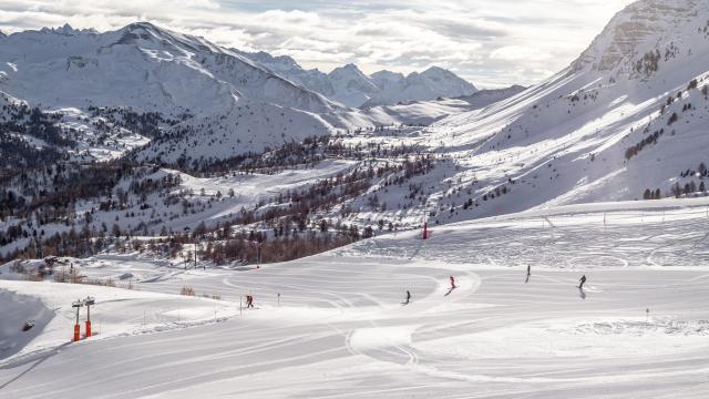 Présentation et découverte des métiers du service des pistes de Vars.