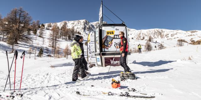 Présentation et découverte des métiers du service des pistes de Vars.