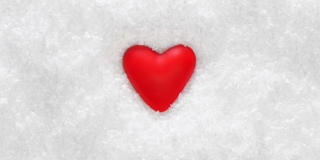 Cuore rosso sulla neve bianca