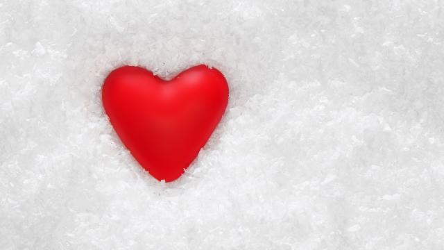 Cuore rosso sulla neve bianca