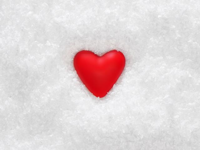 Cuore rosso sulla neve bianca