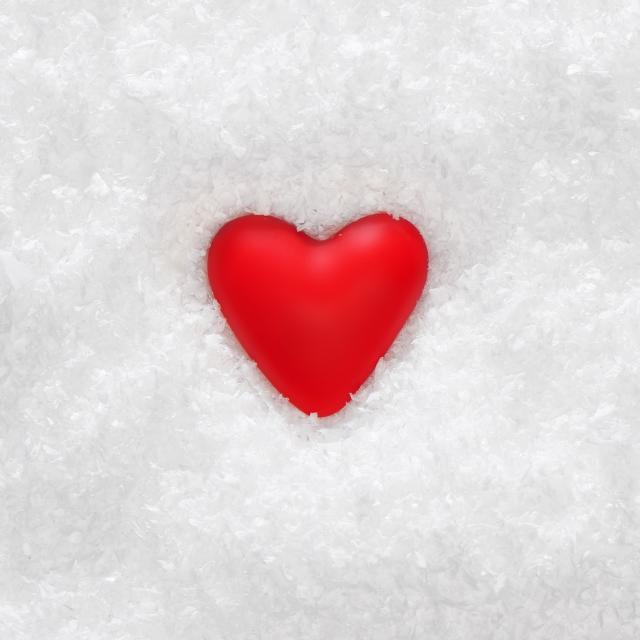 Cuore rosso sulla neve bianca