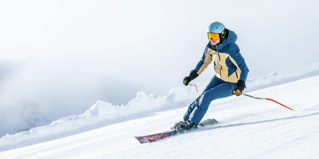 Personne faisant du ski de Piste à Vars