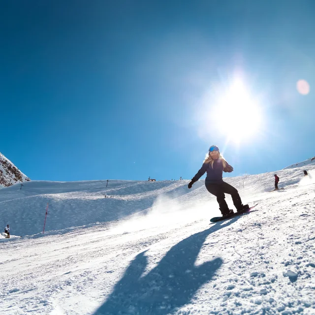 Snowboardeuse à Vars sous un grand soleil