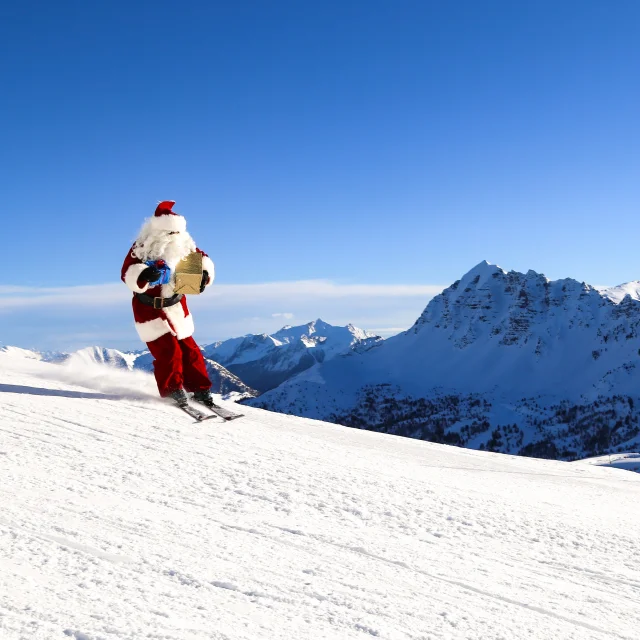 Le Père Noël sur les skis à Vars